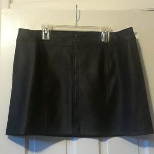 Hot Topic zip up pleather mini skirt